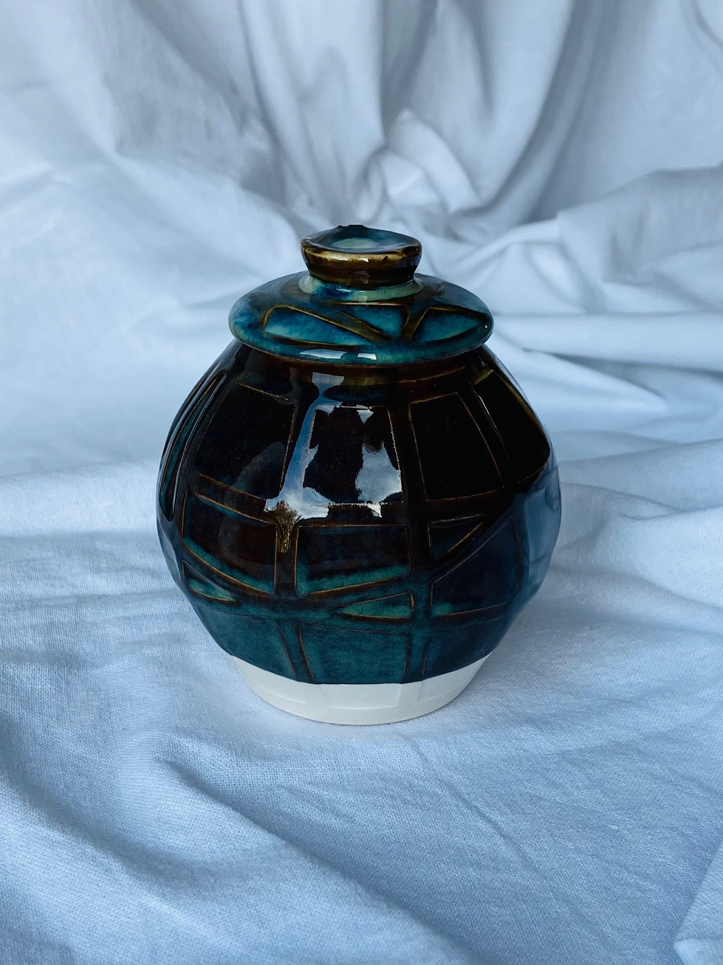 Porcelain lidded jar